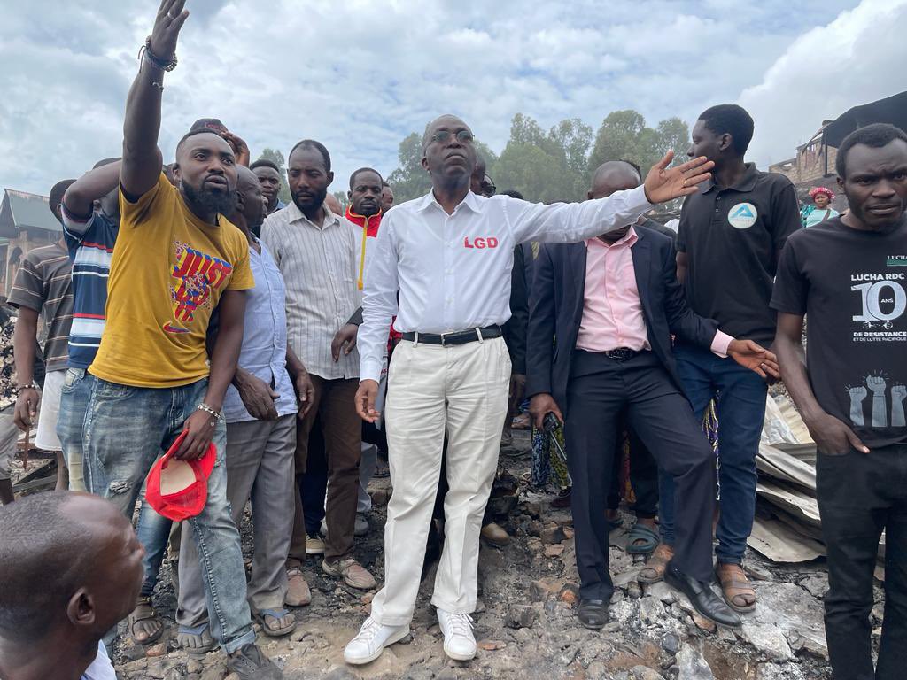 Le candidat président Matata Ponyo à Camp Zaïre pour assister les sinistrés