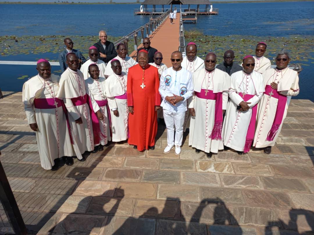 Moïse Katumbi aux côtés des prélats catholiques à Kashobwe