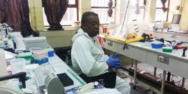 Le Prof Muyembe dans son Laboratoire de l'INRB