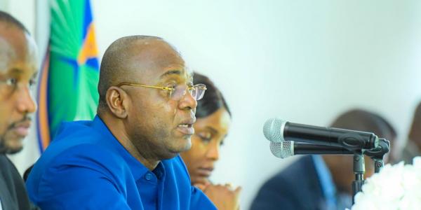 Le Gouverneur de la ville devant ses collaborateurs