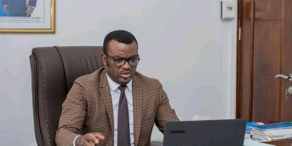 Le ministre de la fonction publique J.P Lihau