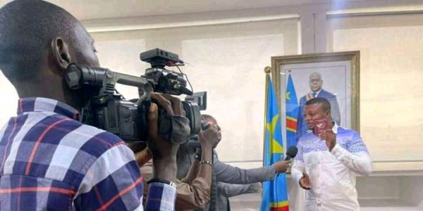Junior Makambu reçoit le passeport diplomatique à Kinshasa 