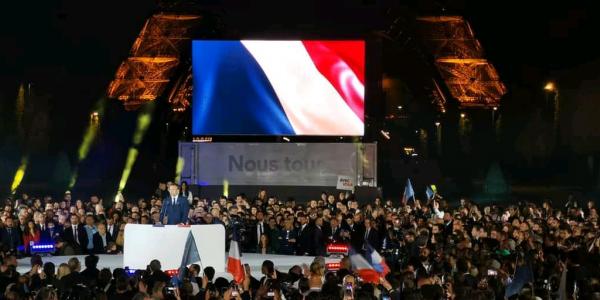 Belle ambiance à Paris après la réélection de Emmanuel Macron 