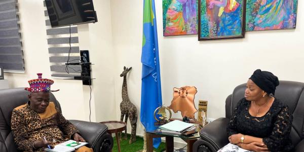 La ministre de l'Environnement de la RDC Eve Bazaiba avec le chef coutumier du Kwango 