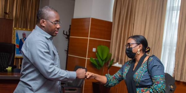 Le ministre d'État en charge de l’aménagement du territoire, Guy Loando Mboyo avec madame Rokya Ye Dieng représentante a.i du PNUD en RDC