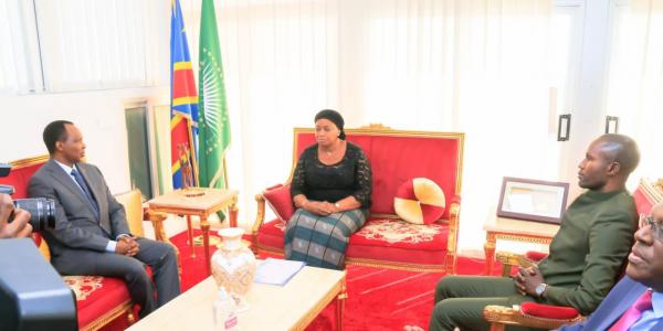 Eve Bazaiba a remis à l'ambassadeur du Rwanda en RDC la désapprobation du gouvernement congolais
