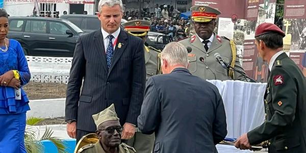 Le Caporal Albert Kunyuku survivant de la deuxième guerre mondiale décoré Commandeur de l’ordre de la couronne par le roi Philippe