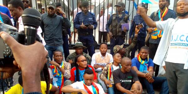 Plusieurs mouvement citoyens ont manifesté devant le siège de l'ambassade du Rwanda à Kinshasa