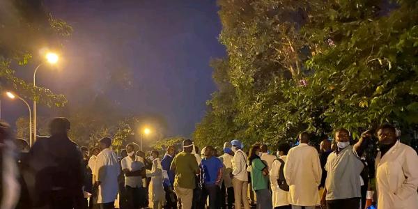 Les médecins congolais lors d'une manifestation la nuit à Kinshasa 