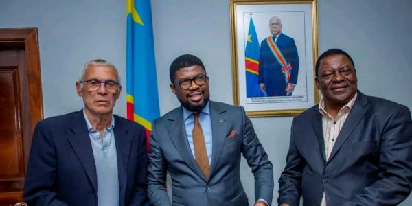 La cérémonie de résiliation de contrat de Héctor Cúper à Kinshasa 