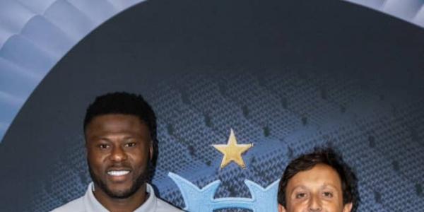 Chancel Mbemba lors de sa présentation à l'OM après la signature de son contrat 