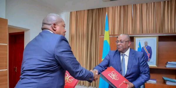 Le ministre de la Santé Publique, Hygiène et Prévention, le Dr Jean-Jacques Mbungani Mbanda, lors de la signature d'un protocole d'accord de collaboration avec le BCECO