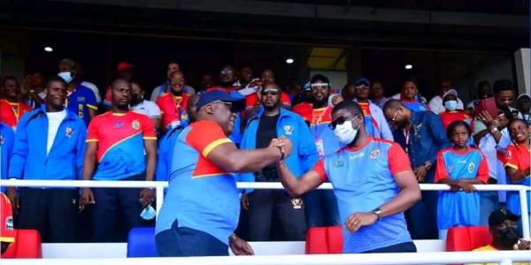 Le Président Félix Tshisekedi et le ministre des Sports Serge Konde au stade des Martyrs lors d'un match des Léopards 