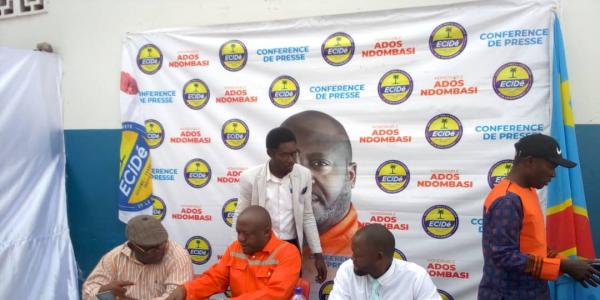 Le député national Ados Ndombasi lors d'un point de presse à Kinshasa 