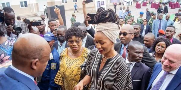 La vice-ministre de l'EPST, Aminata Namasia lors de la remise des manuels scolaires aux écoles publiques 