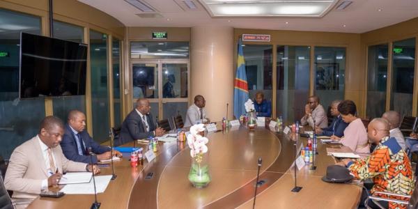 Une réunion des membres du gouvernement sur les travaux de construction des bâtiments de l'aérogare de Boende