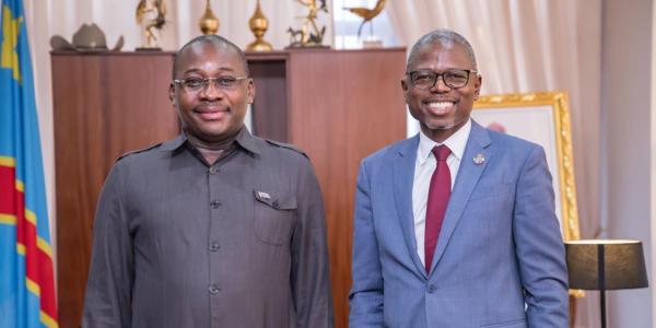 Le représentant du PNUD en RDC Damien Mama et le ministre de l'Aménagement du Territoire Guy Loando Mboyo.
