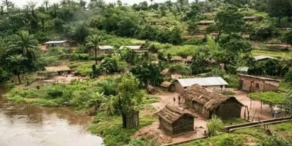 Un village de Kwamouth frontalier avec la commune de Maluku