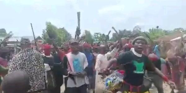 Les membres de la milice Mobondo