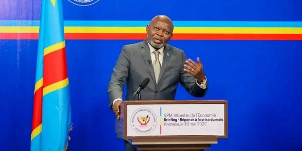 Vital Kamerhe, ministre de l'Économie nationale lors d'un briefing tenu à Kinshasa.