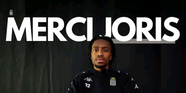 Joris Kayembe signe le KRC Genk. 