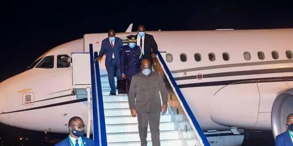 Félix Tshisekedi descendant de l'avion 