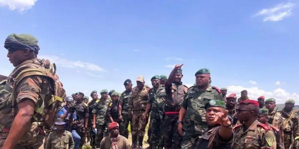 Le chef d'état-major des FARDC et les militaires de l'EAC 