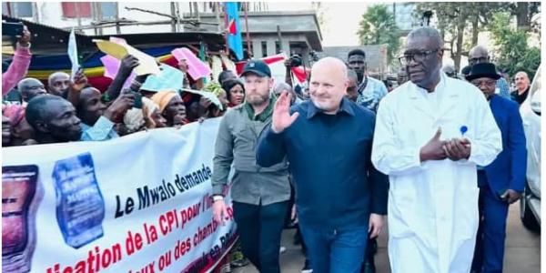 Karim Khan procureur de la CPI aux côtés du prix Nobel Denis Mukwege