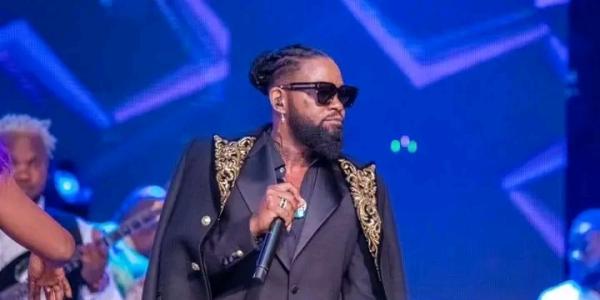 L'artiste musicien Ferré Gola lors d'une production à Kinshasa 