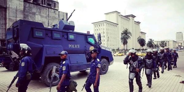 Les policiers à la gare centrale de Kinshasa 