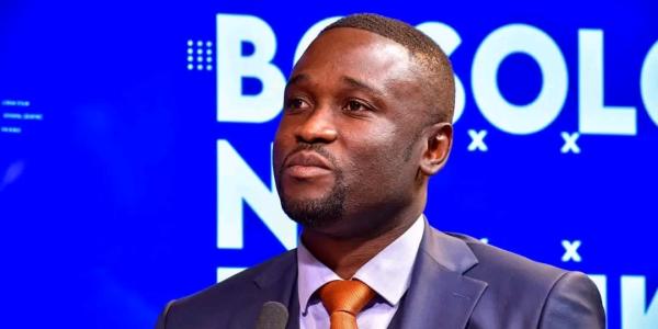 L'opposant congolais Seth Kikuni sur le plateau de la chaîne de télévision, Bosolo TV.