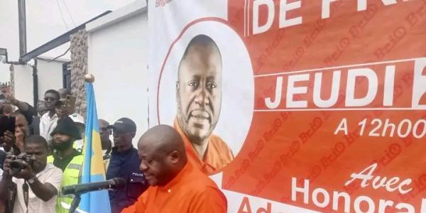 Ados Ndombasi lors d'un point de presse à Kinshasa 