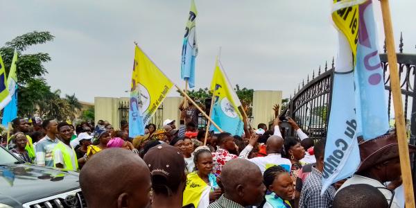 Les ressortissants de Kimvula devant le bâtiment abritant le ministère de l'intérieur 