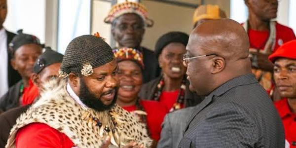 Le roi Mini Kongo Fabrice Zombi et le chef de l'État 