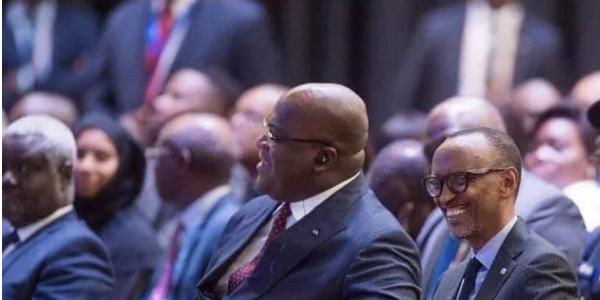 Félix Tshisekedi et Paul Kagame souriant main dans la main lors d'un sommet 