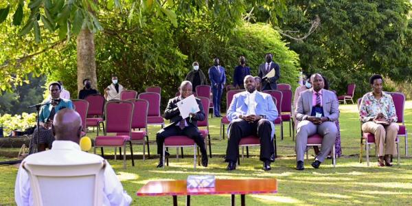 La délégation congolaise en face du président ougandais Yoweri Kaguta Museveni 