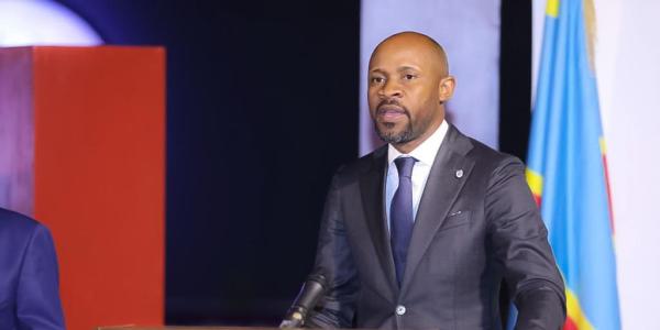Patrick Muyaya lors d'un briefing presse à Kinshasa 