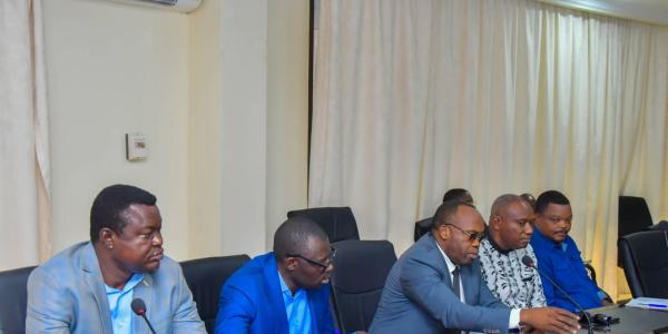 Les membres de l'Ecidé lors de leurs échanges avec le gouverneur de Kinshasa, Gentiny Ngobila.