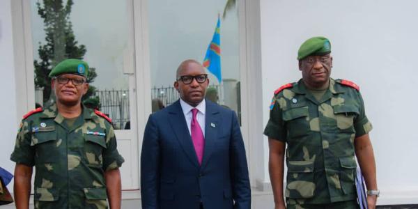 Sama Lukonde aux côtés de deux gouverneurs militaires 