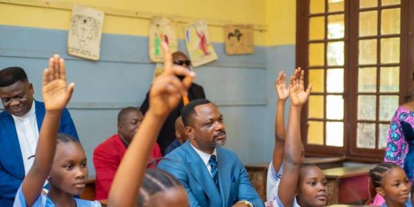 Le ministre de l'EPST Tony Mwaba dans une salle de classe 