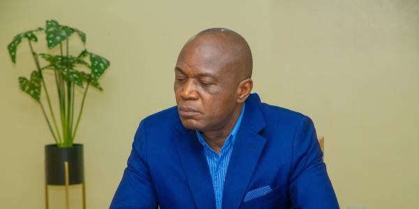 Le gouverneur Gentiny Ngobila dans son bureau à Kinshasa.