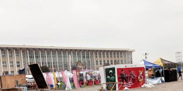 Une kermesse au Palais du Peuple.