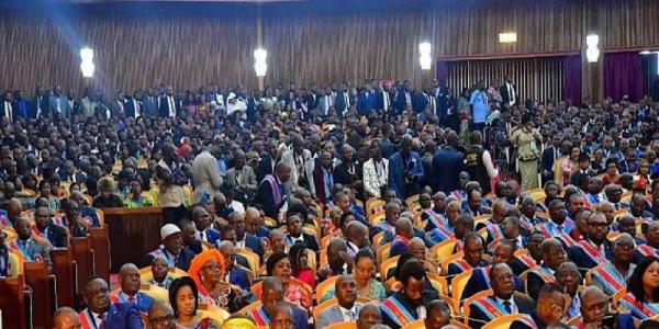 Les députés et sénateurs lors d'une session parelementaire à l'Assemblée nationa à Kinshasa.