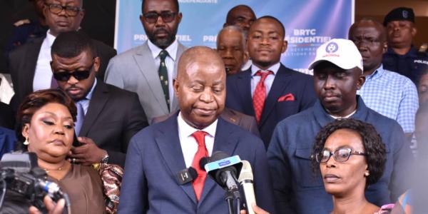 Adolphe Muzito après le dépôt de sa candidature 