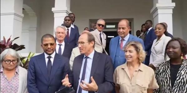La délégation française avec le ministre des hydrocarbures 