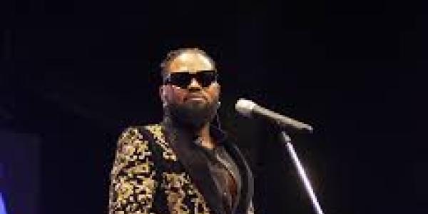 Artiste musicien Ferré Gola sur scène