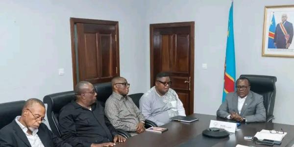 Le ministre des Sports et Loisirs et les membres de la FECOFA et de la LINAFOOT en réunion ce vendredi