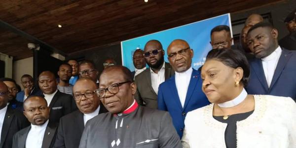 Le pasteur Ngalasi lors du dépôt de sa candidature 