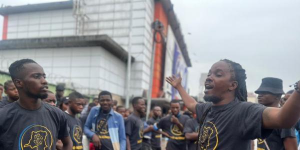 Les membres de Po NA Congo au boulevard du 30 juin à quelques mètres du siège de la CENI à Kinshasa.