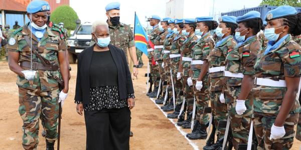 La cheffe de la MONUSCO avec le les militaires 